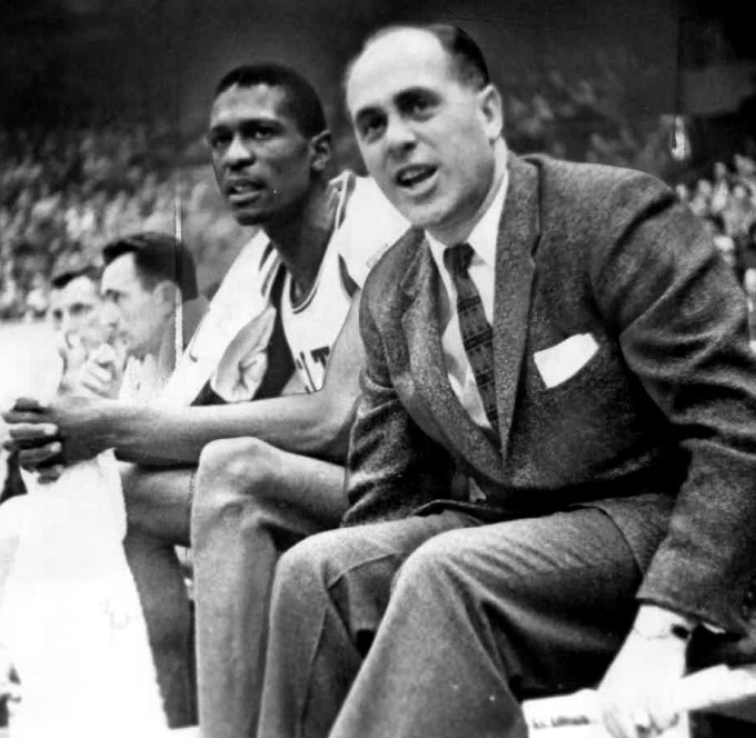 Bill Russell et Red Auerbach en 1956 - Les meilleurs entraîneurs de la NBA