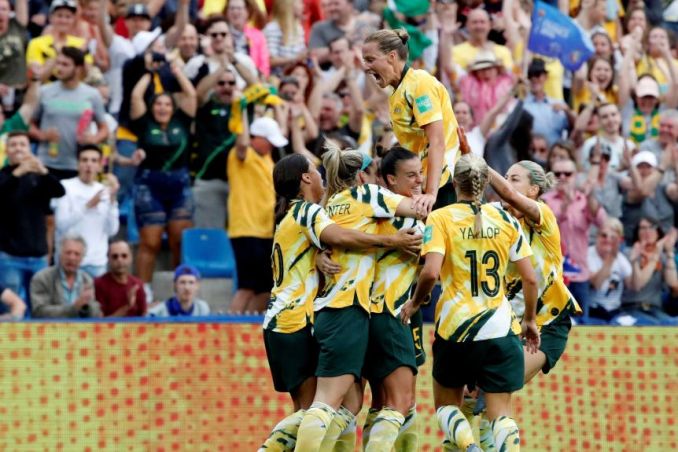 Les Matildas se blottissent en fête devant une foule rugissante