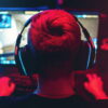 Garçon jouant à des jeux vidéo sur l'ordinateur
