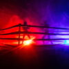 Boxe boxe sur un ring avec un fond rouge et bleu