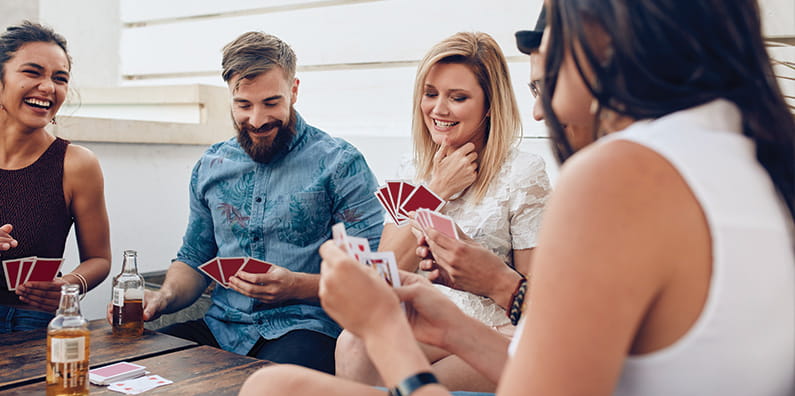 Cartes à jouer étalées sur une table