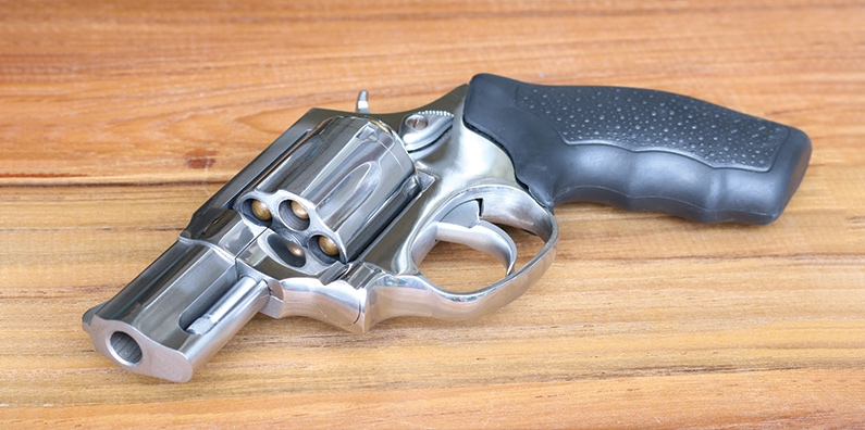 Revolver posé sur une table