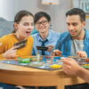 Amis jouant à des jeux de société
