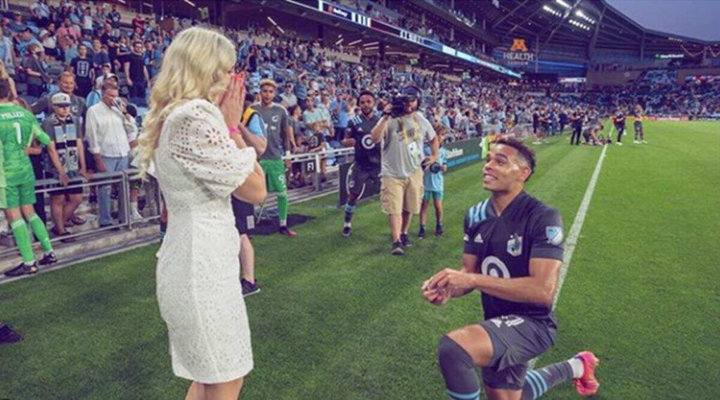 Une vidéo d'un footballeur américain proposant à sa petite amie sur le terrain est devenue virale
