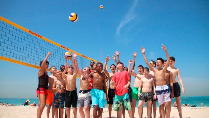 Entraînement de beach-volley pour les enfants à Kite Beach, Dubaï, Émirats Arabes Unis