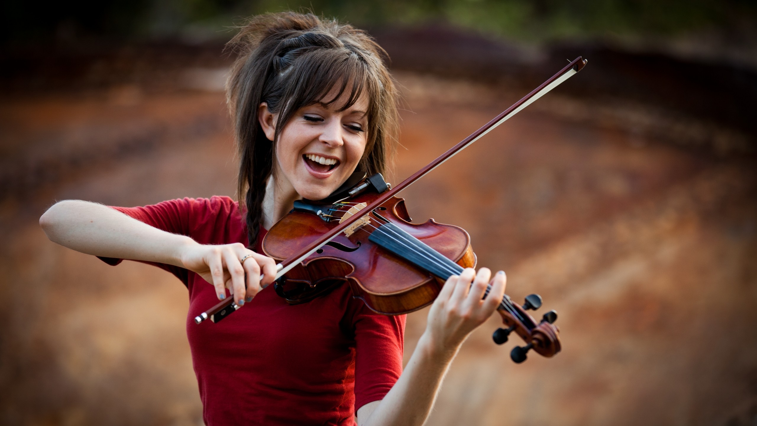 Who is Lindsey Stirling touring with?