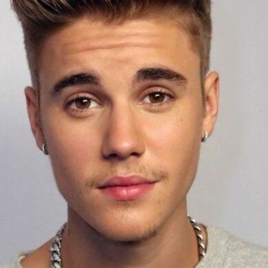 Who is the richest singer alive?