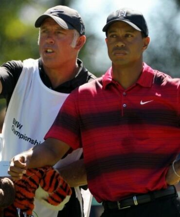 What does Tiger Woods caddy make?