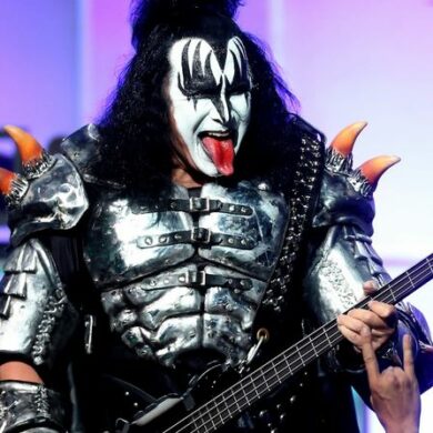 Who is the richest rock star?