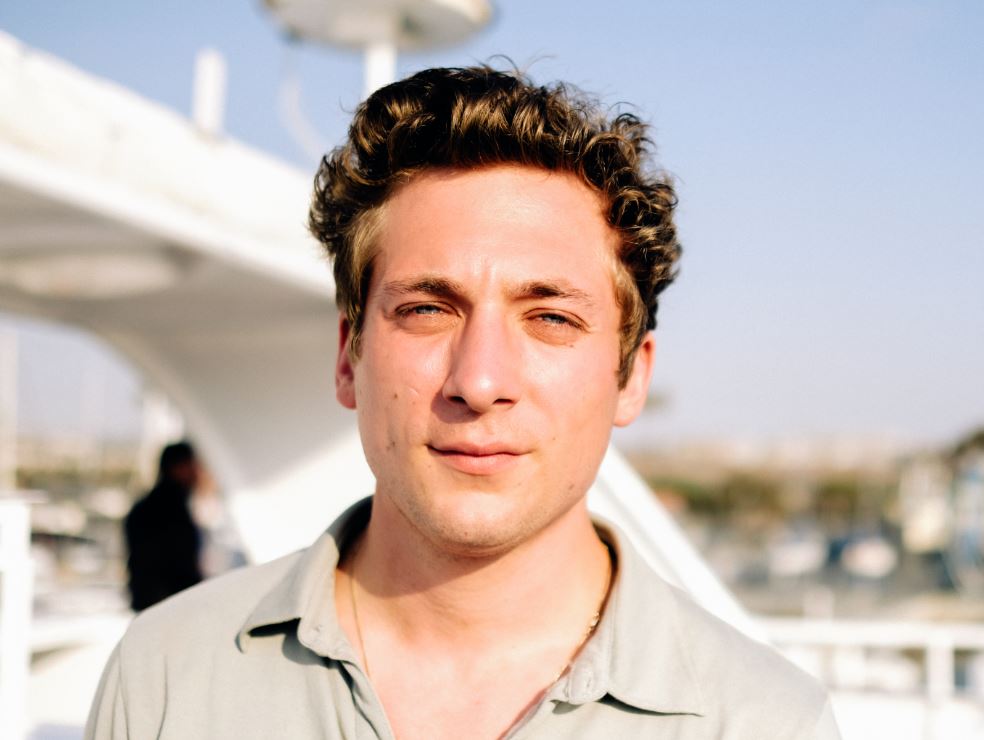 How much does Jeremy Allen White?
