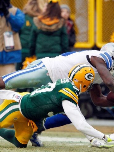 How much does Dez Bryant make?