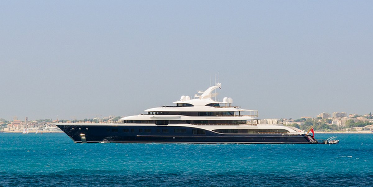 Does Bernard Arnault own a yacht?