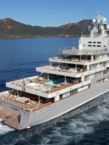 Does Mark Zuckerberg own a yacht?