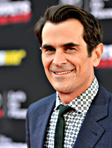 What is Phil Dunphy salary?