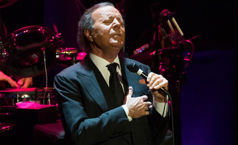 How many languages does Julio Iglesias speak?