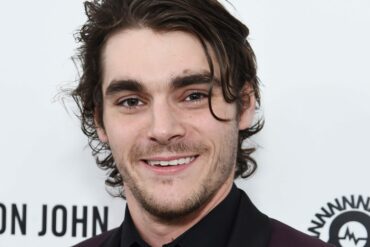 Is RJ Mitte rich?