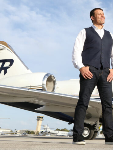 Does Tony Robbins have a private jet?