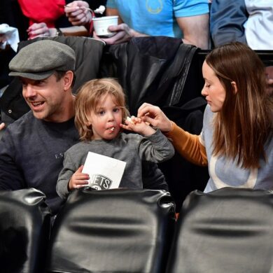 Is Olivia Wilde from a wealthy family?