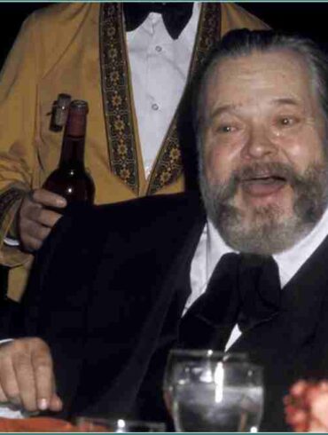 How tall is Orson Welles feet?