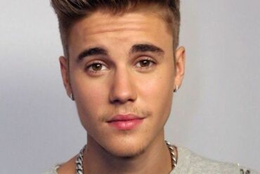 Who is the richest singer alive?