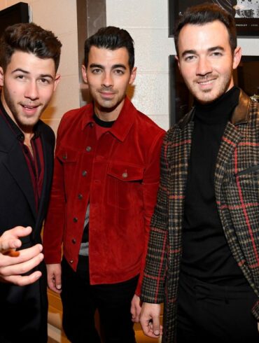 How much are the Jonas Brothers parents worth?