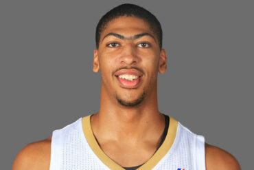 How big are Anthony Davis hands?