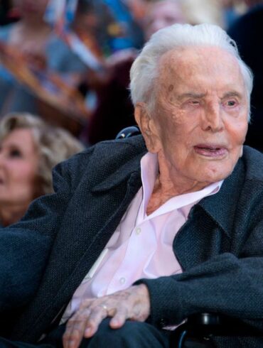 What was Kirk Douglas worth when he died?