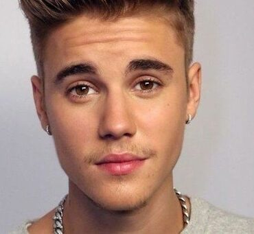 Who is the richest singer in the world 2020?