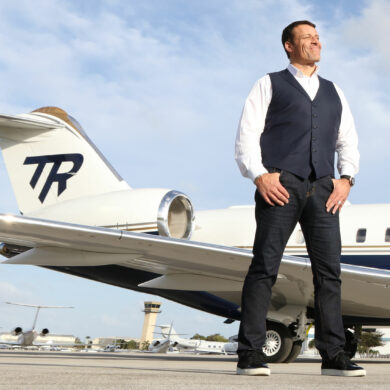 Does Tony Robbins have a private jet?