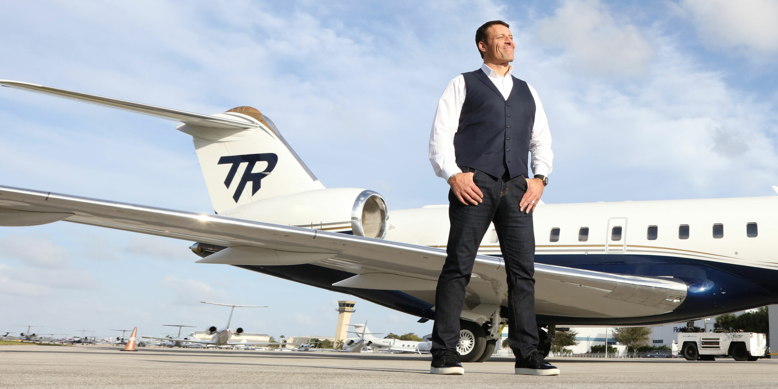 Does Tony Robbins have a private jet?