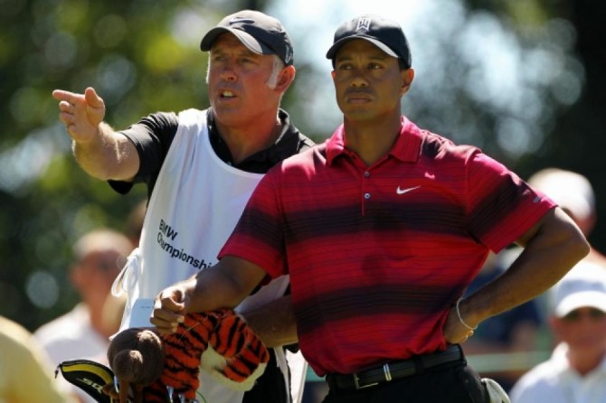 What does Tiger Woods caddy make?