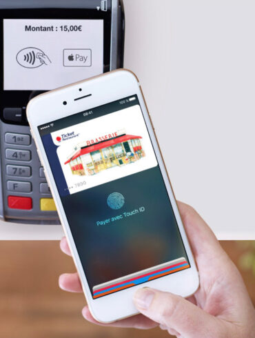 How do I know if a store accepts Apple Pay?
