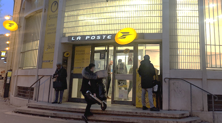 Quelle est l'adresse mail de la poste ?