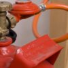 How to put a gas hose on a regulator?