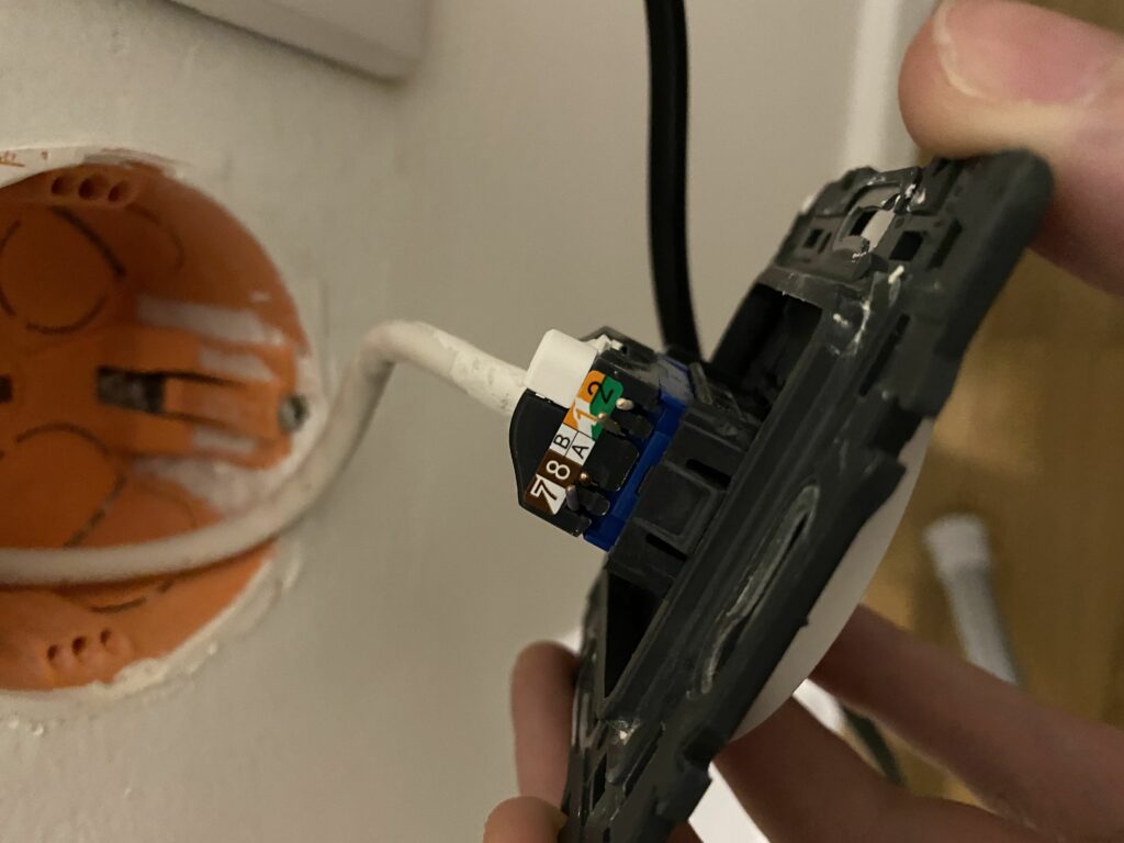 Où placer le boîtier pour la fibre dans mon appartement ?