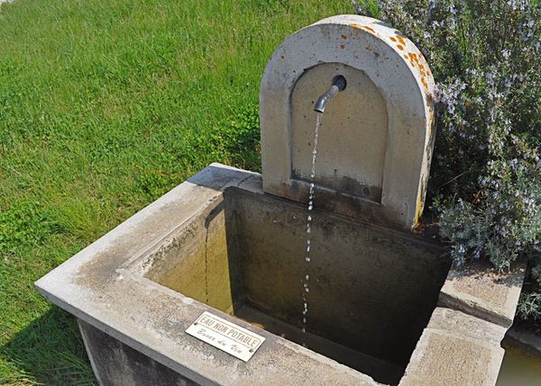 Pourquoi il y a de l'eau potable dans les cimetières ?